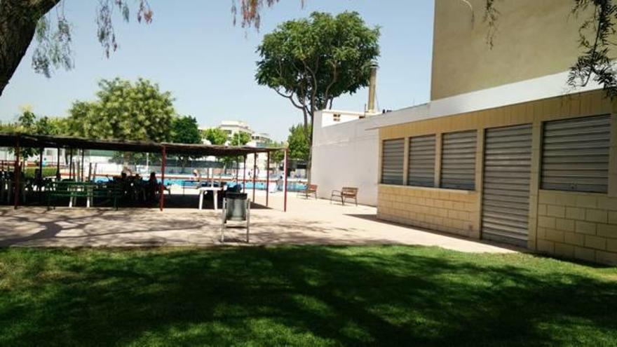 Denuncian la falta de servicios para discapacitados en la piscina