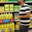 Un hombre pasa frente a los lineales de refrescos de un supermercado.