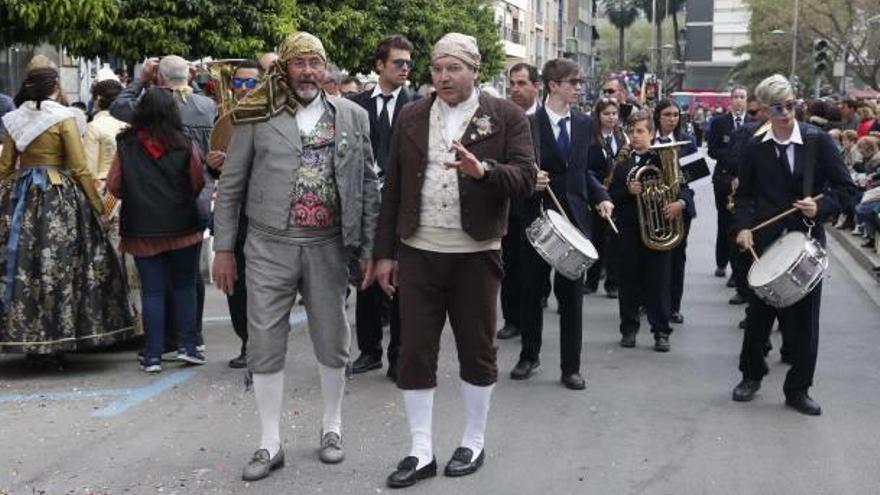 Jaume Bohigues, en un desfile de las pasadas fiestas, junto al vicepresidente Pascual Villén.