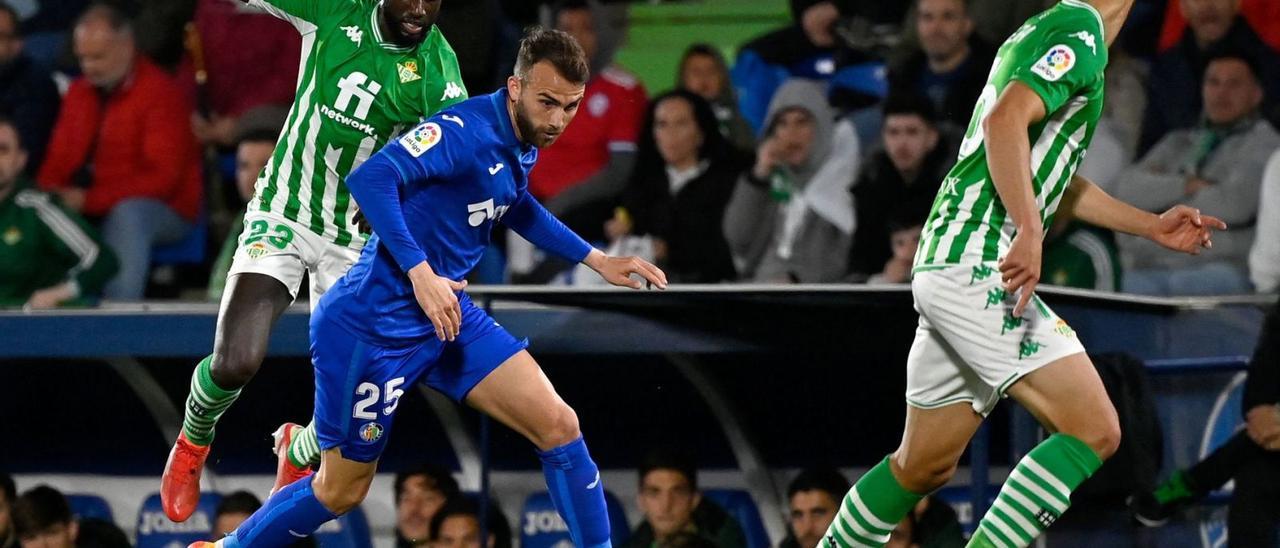 Borja Mayoral conduce el balón durante el partido ante el Betis.