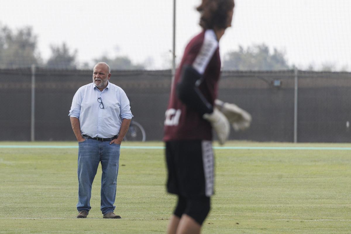 Sánchez Breis, director deportivo del Real Murcia, durante un entrenamiento en Pinatar Arena.