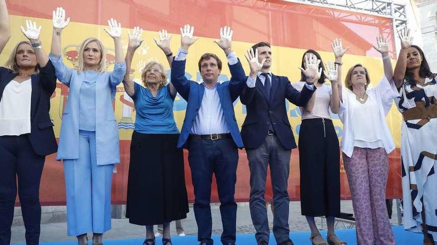 Por la izquierda, Marimar Blanco, Cifuentes y Carmena, con los portavoces municipales y el vicesecretario del PP, Pablo Casado, (cuarto por la derecha). // Efe