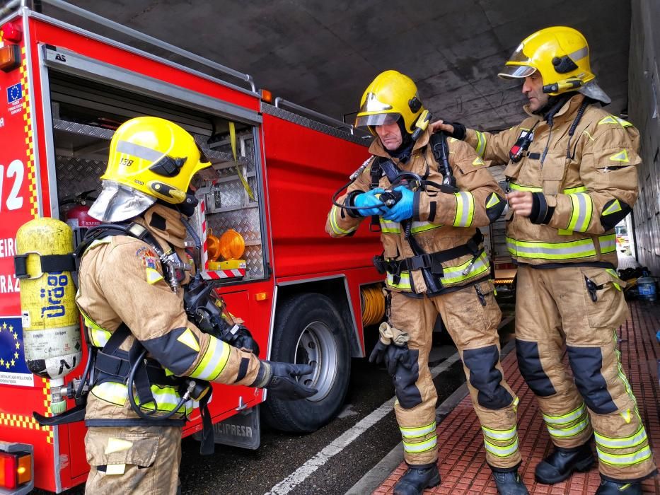 Gran incendio en un astillero de Marín