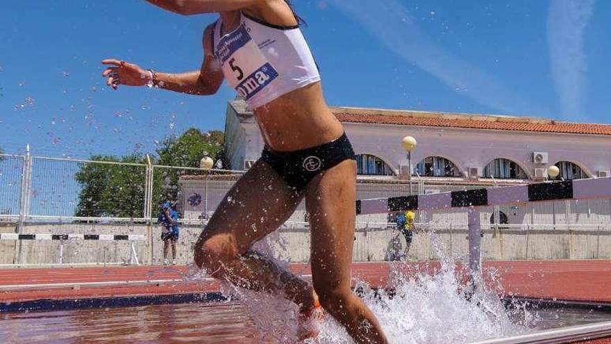 Joselyn Brea, en la carrera de obstáculos. // FdV