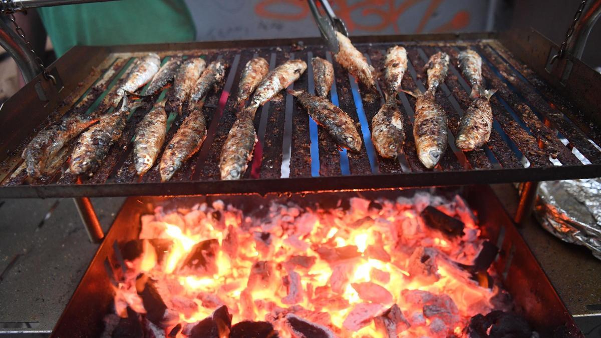 Parrilla con sardinas para celebrar San Juan.