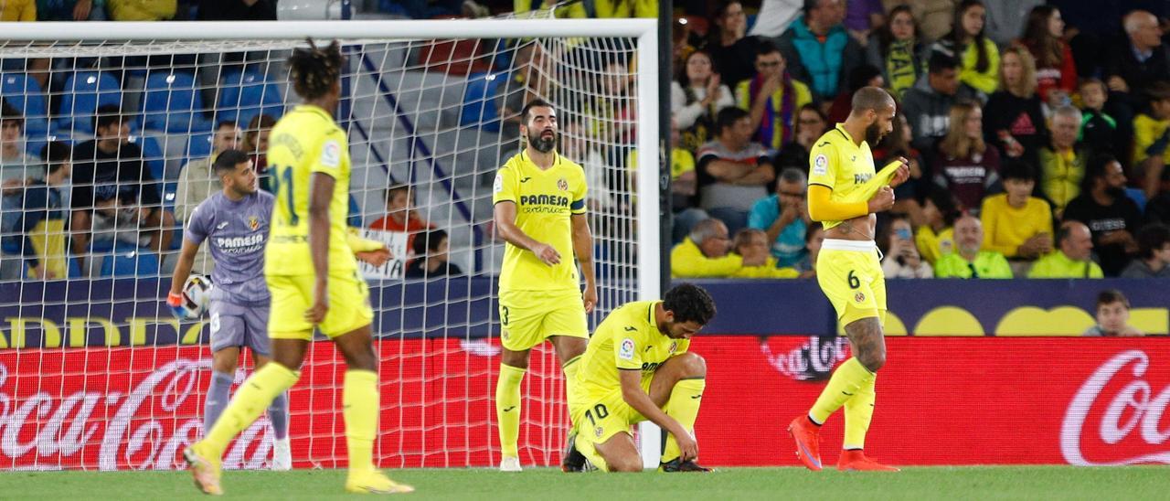 Los jugadores del Villarreal, hundidos tras recibir el primer gol del Mallorca.