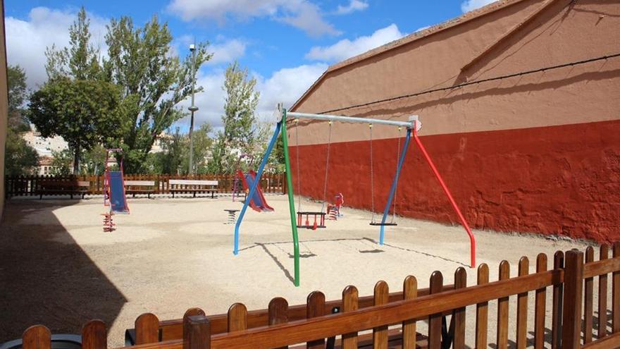 El barrio de Cabañales estrena un nuevo parque infantil