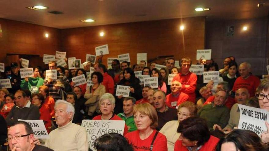 Una protesta de los padres de alumnos del colegio O Revel. // G.S.