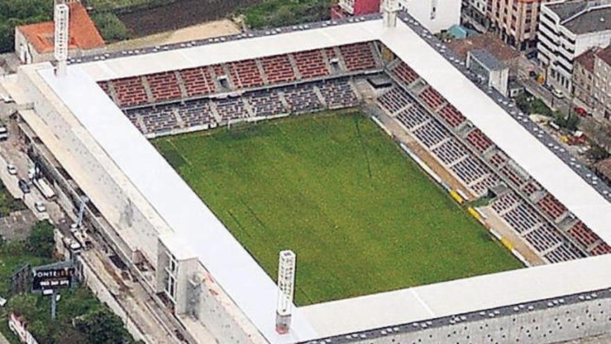 Vista aérea del campo de fútbol de Pasarón.  // Rafa Vázquez