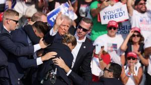 El expresidente Donald Trump, rodeado de agentes del Servicio Secreto de Estados Unidos tras ser disparado durante el mitin de campaña en Butler, Pensilvania.