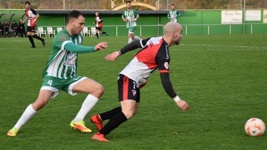 Borja Míguez en una acción del partido de ayer en el Manuel Candocia. |  // FDV