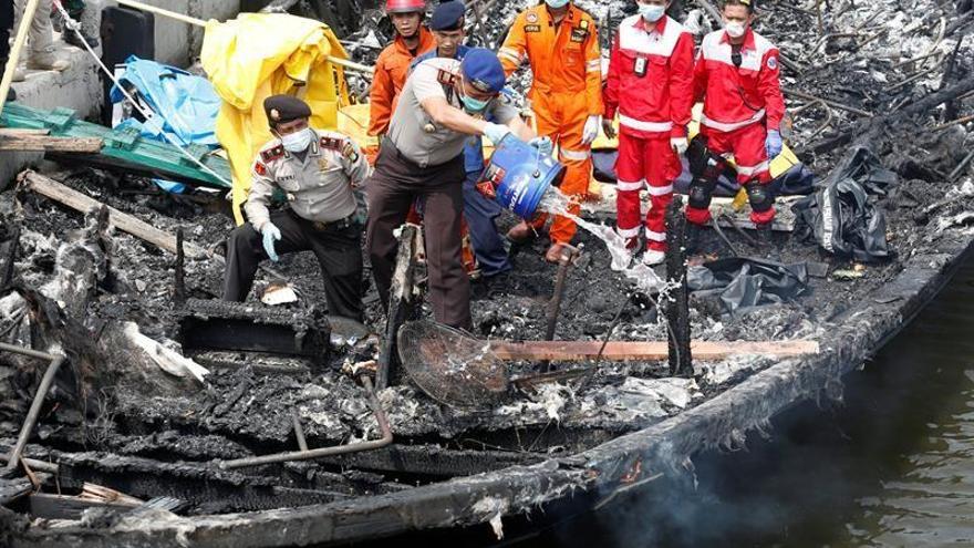 23 muertos y 17 desaparecidos en el incendio de un barco en Indonesia