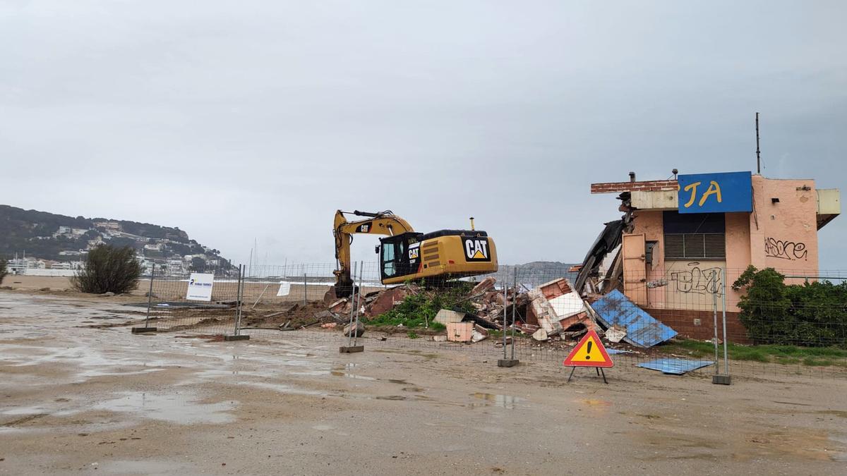 L&#039;enderroc de l&#039;edifici de la platja de l&#039;Estartit