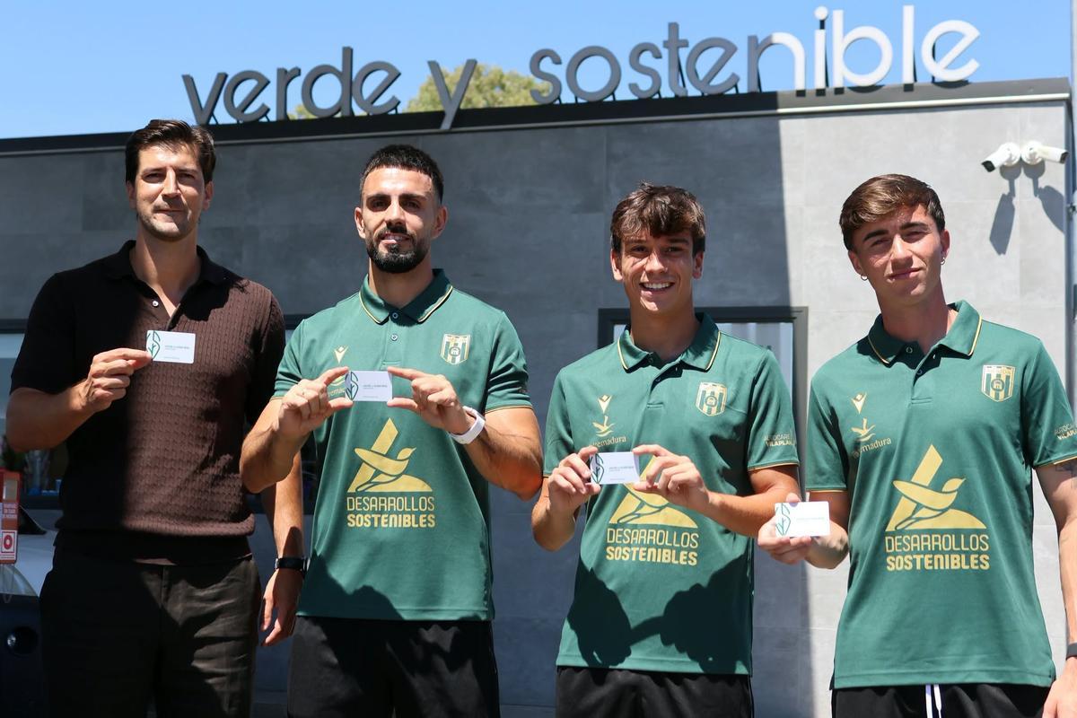 Los tres jugadores presentados junto al director deportivo.