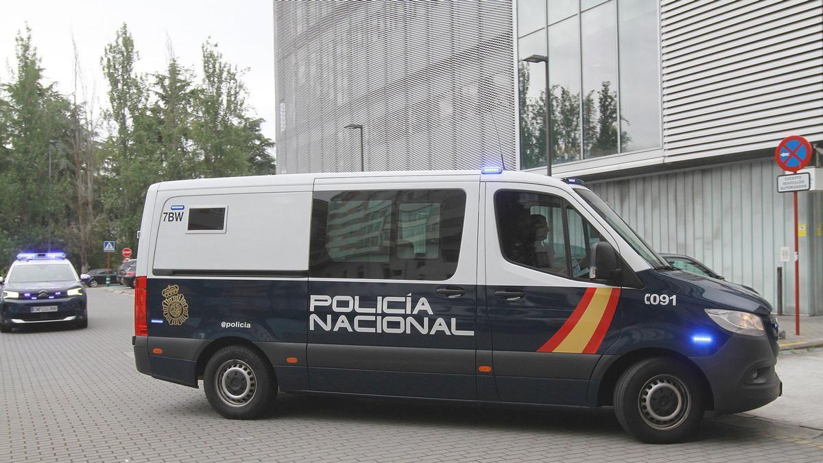 Un vehículo de la Policía Nacional entrando a los juzgados ourensanos en una imagen de archivo.