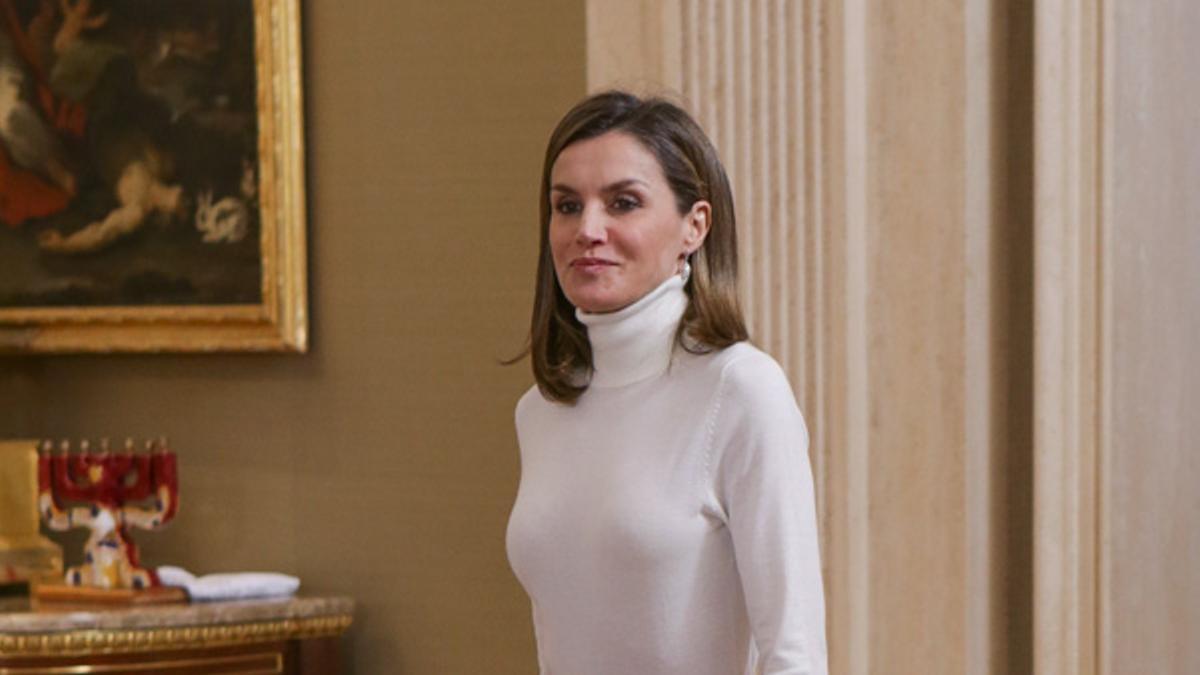 Letizia Ortiz combina sus botas altas rojas con falda estampada