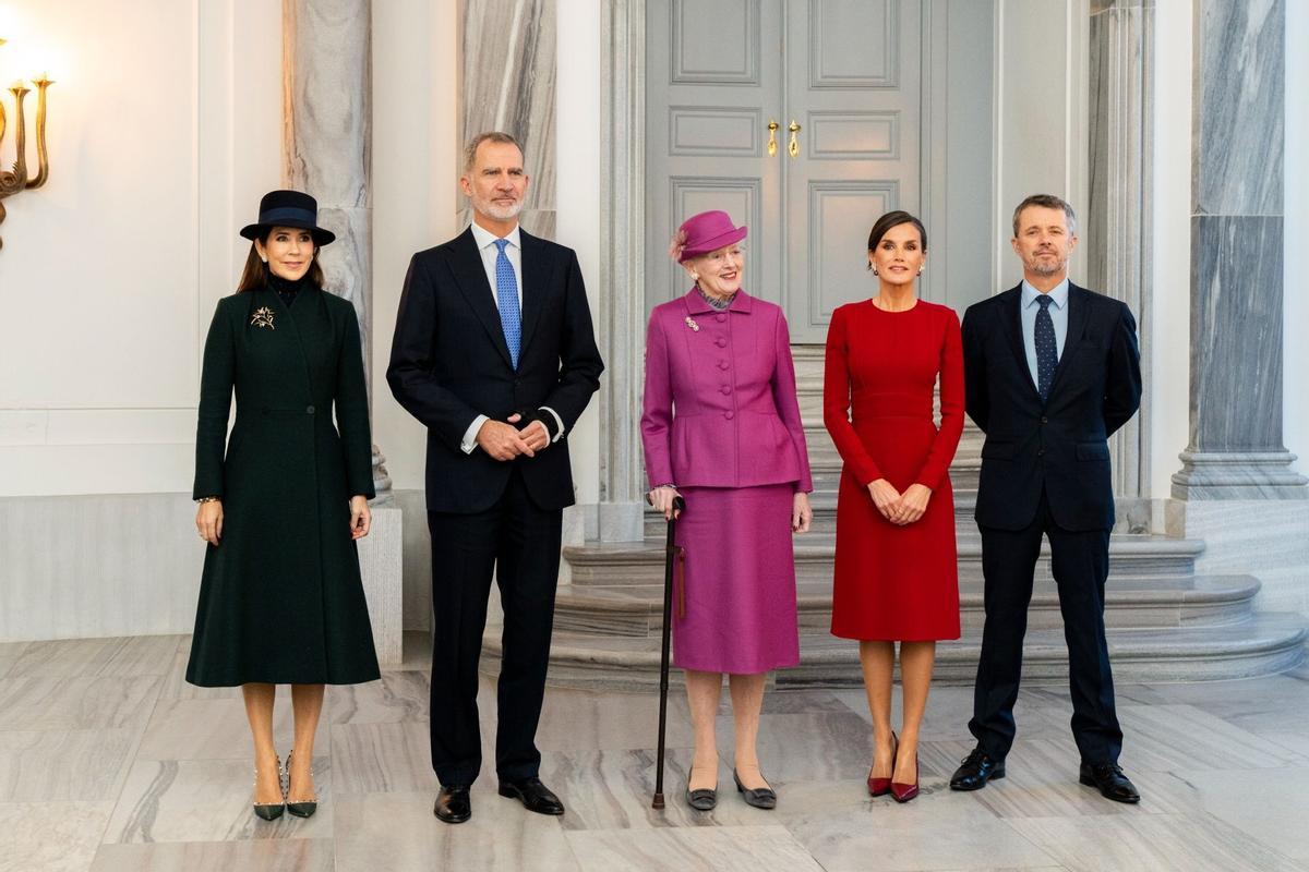 De izquierda a derecha, la María de Dinamarca, Felipe VI, la reina Margarita II de Dinamarca, la reina Letizia y Federico, el nuevo rey danés, en Copenhague, el pasado 6 de noviembre.