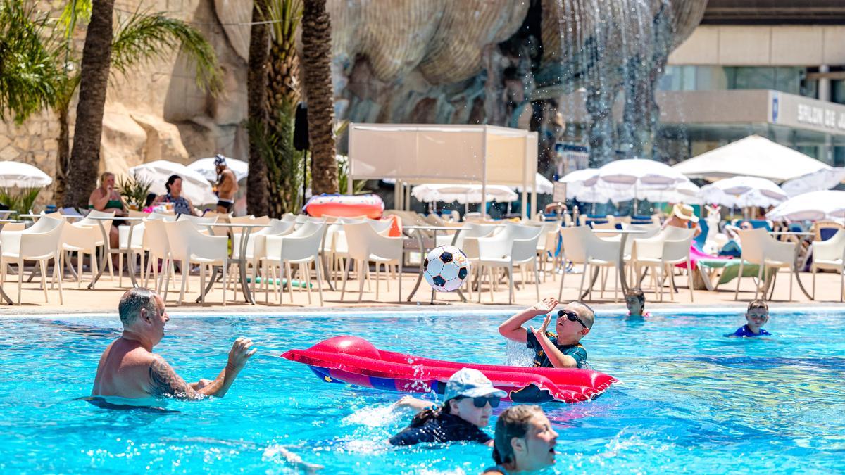 Turistas disfrutando de sus vacaciones en la piscina de un hotel en Benidorm