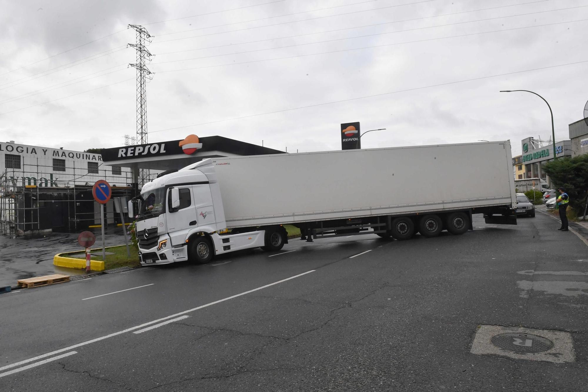 Un tráiler queda atascado en Pocomaco e interrumpe el tráfico en los accesos al polígono