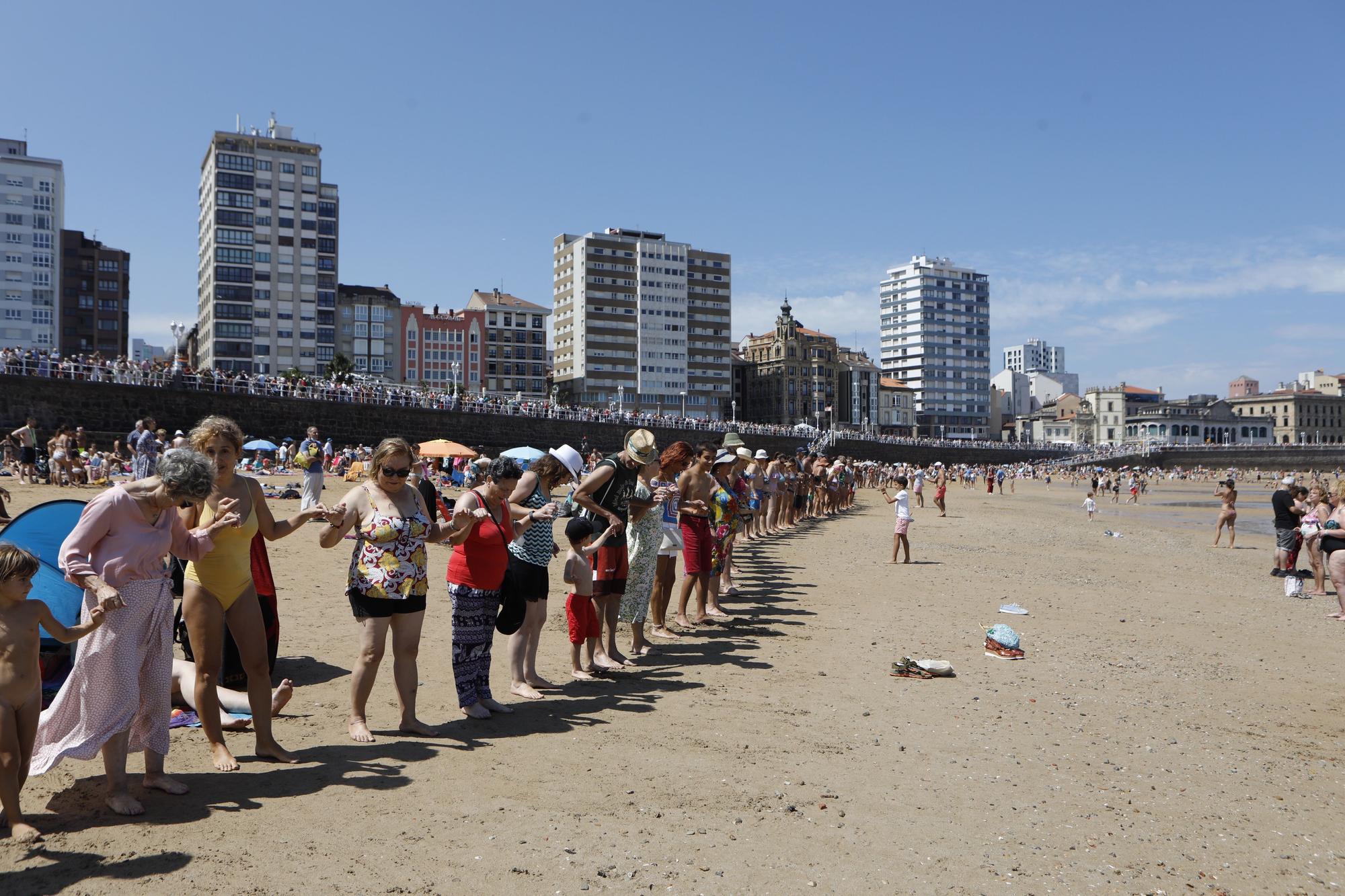 En imágenes: Gijón despide la Semana Grande con su Danza Prima y el Restallón