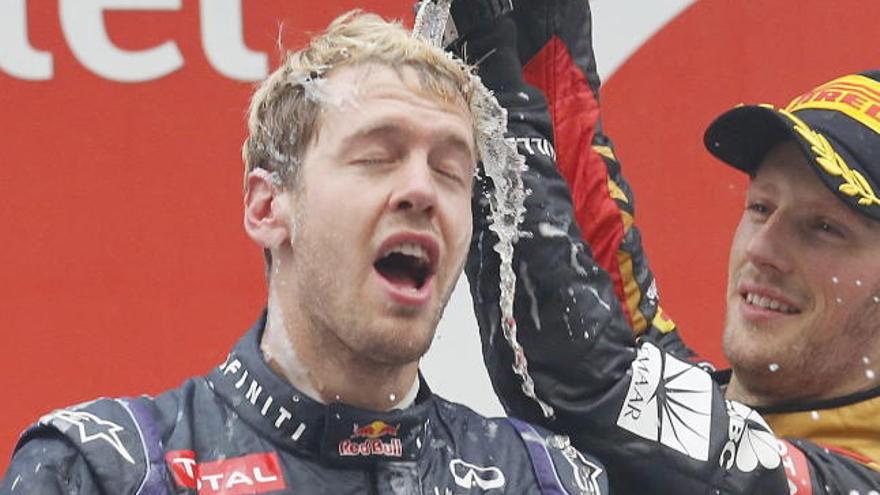 Sebastian Vettel recibe un baño de champán.
