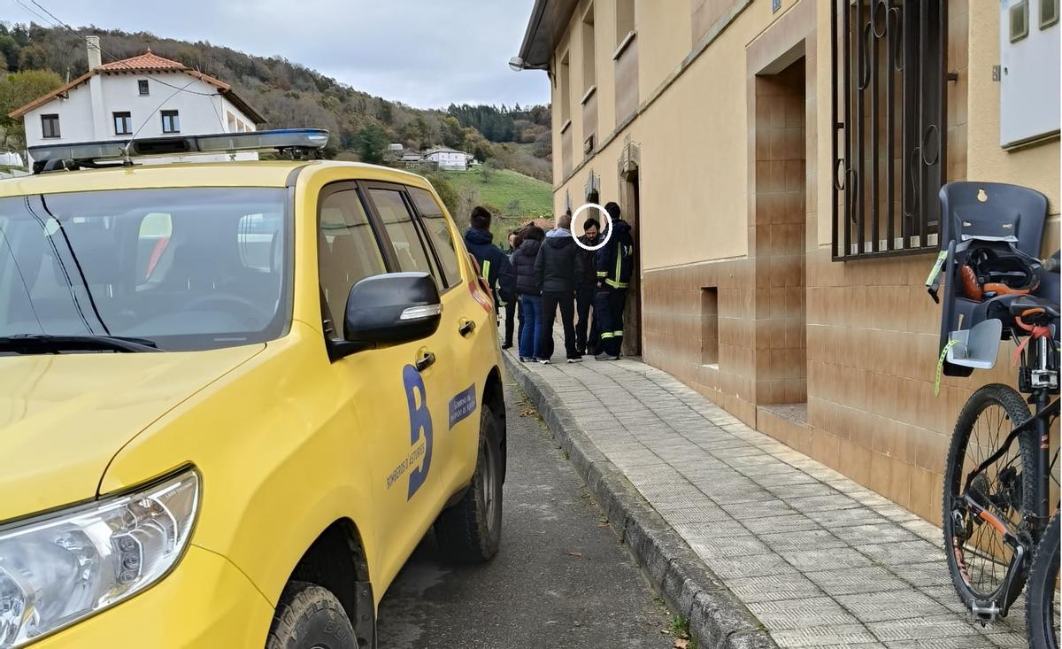 Bomberos y vecinos hablan con Tomasín, que aparece en el círculo, en Obona.