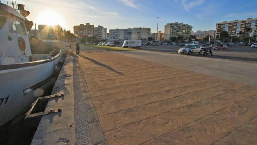 Zona del puerto de Gandia donde se instalará la estación permanente para ferris, en el muelle norte.