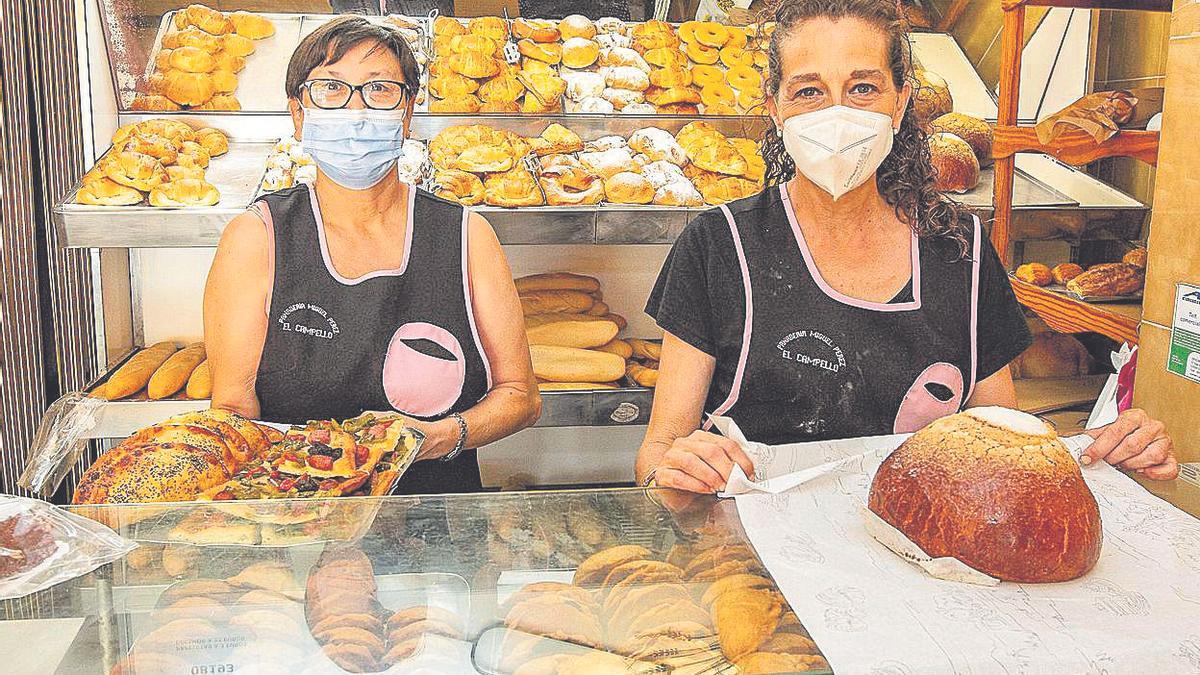 Mari Gero Boix y Toya Sala de Borja, en la panadería Miguel Pérez.