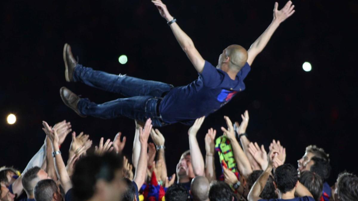 Pep Guardiola manteado por sus jugadores