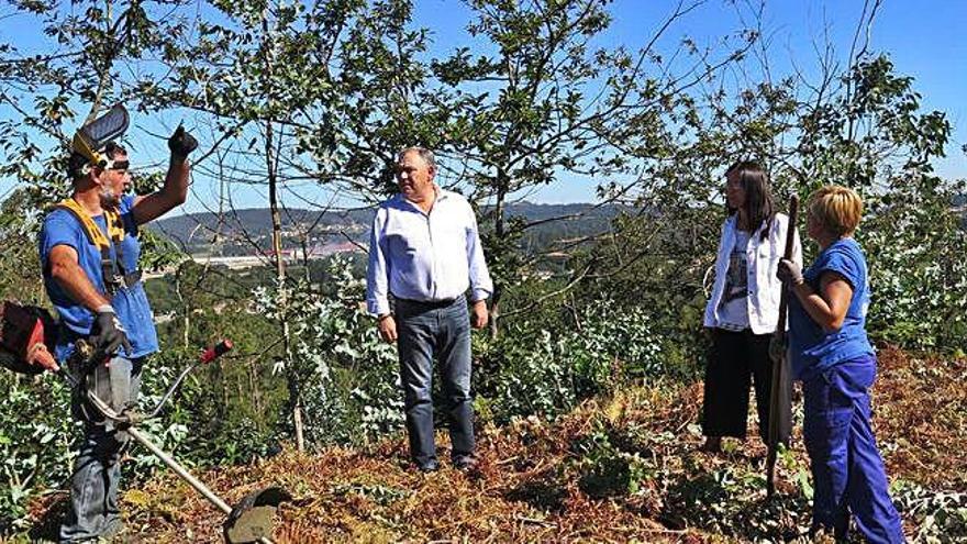 El alcalde larachés supervisa los trabajos de limpieza en Montes Claros.