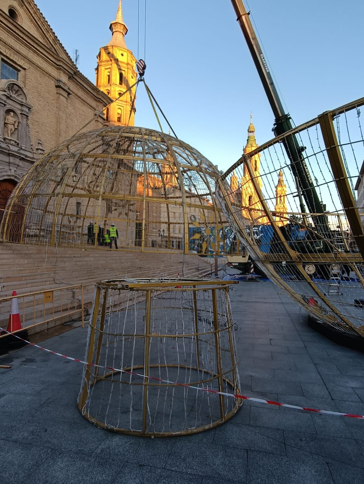 EN IMÁGENES | La bola gigante de Navidad aterriza de nuevo en Zaragoza