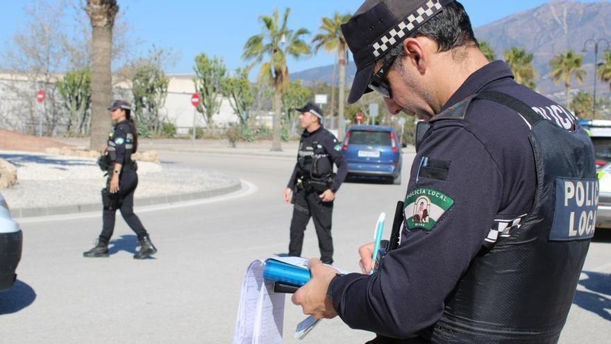 A lo largo de 2024 la Policía Local de Mijas efectuó controles a más de 25.000 vehículos: 306 conductores fueron denunciados por superar la tasa de alcohol; 328 por exceder la velocidad máxima y 92 fueron investigados por delito contra la seguridad vial.