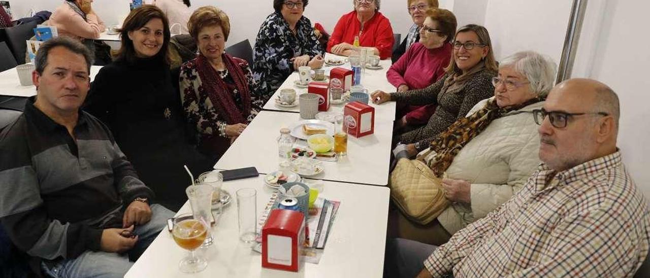 Usuarias y voluntarios de Grandes Amigos meriendan juntos en una cafetería del Calvario. // José Lores