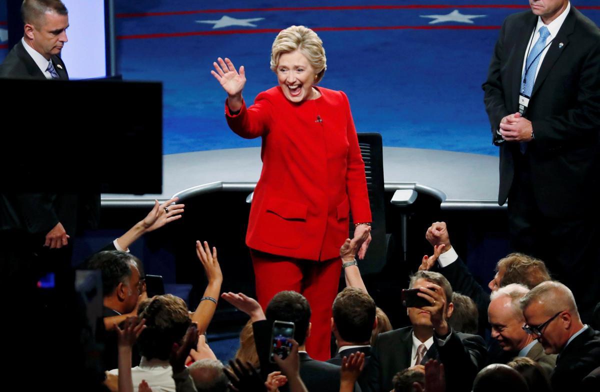 Democratic U.S. presidential nominee Hillary Clinton waves after the first presidential debate against Republican U.S. presidential nominee Donald Trump (not shown) at Hofstra University in Hempstead, New York, U.S., September 26, 2016. REUTERS/Adrees Latif      TPX IMAGES OF THE DAY