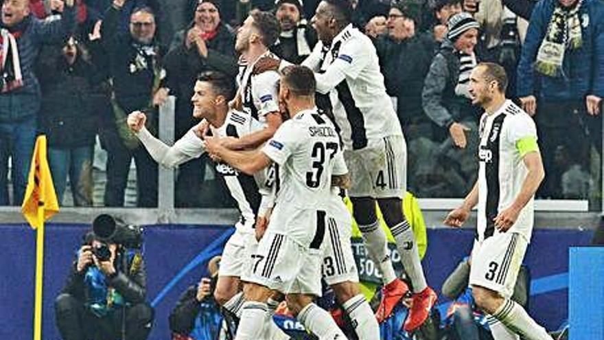 Los jugadores del Juventus celebran uno de los goles de Cristiano Ronaldo.