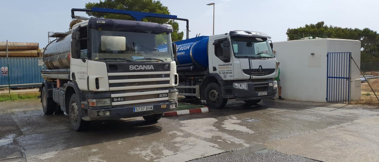 Dos camiones cargando agua con el segundo surtidor ya arreglado.