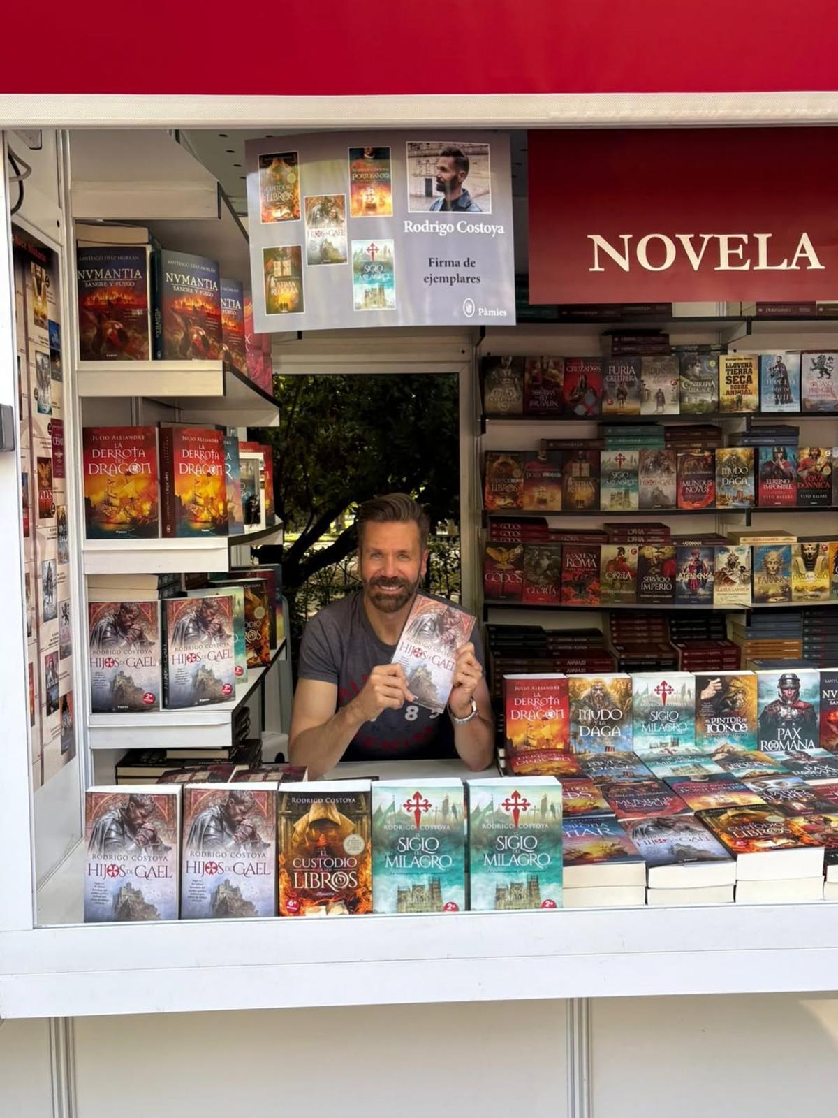 O autor Rodrigo Costoya na Feria do Libro en Madrid