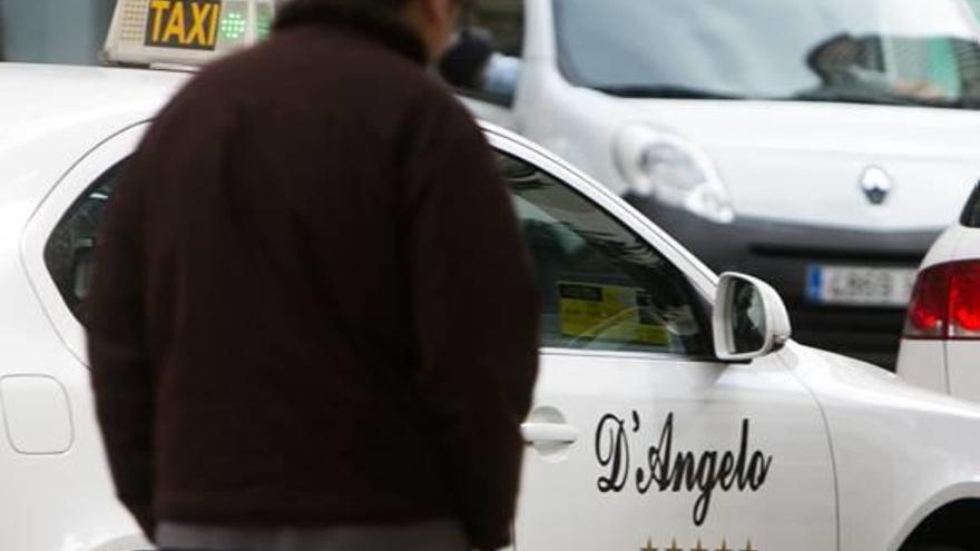 El sector del taxi dice que depende del Consell y que la publicidad es a título personal