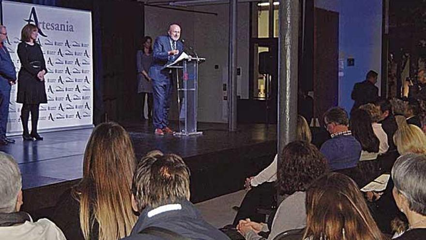 Miquel Ensenyat se dirige a los congregados en la sala de actos.