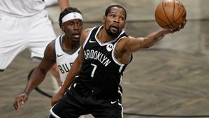 Kevin Durant, con la camiseta de Brooklyn, en un partido ante Milwaukee