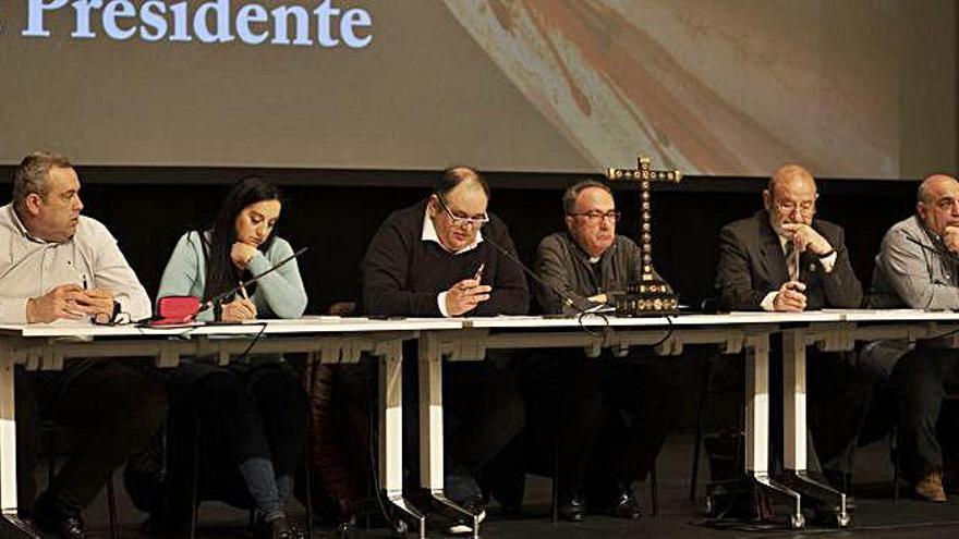 Toño Martín, Violeta Martín, José Calvo, José Francisco Matías, Alfonso Mayo y Miguel Sastre, en la mesa presidencial de la asamblea.