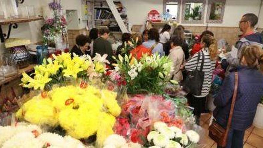 En estos días en floristerías como Es Baladre los clientes hacían cola para comprar ramos y flores sueltas.
