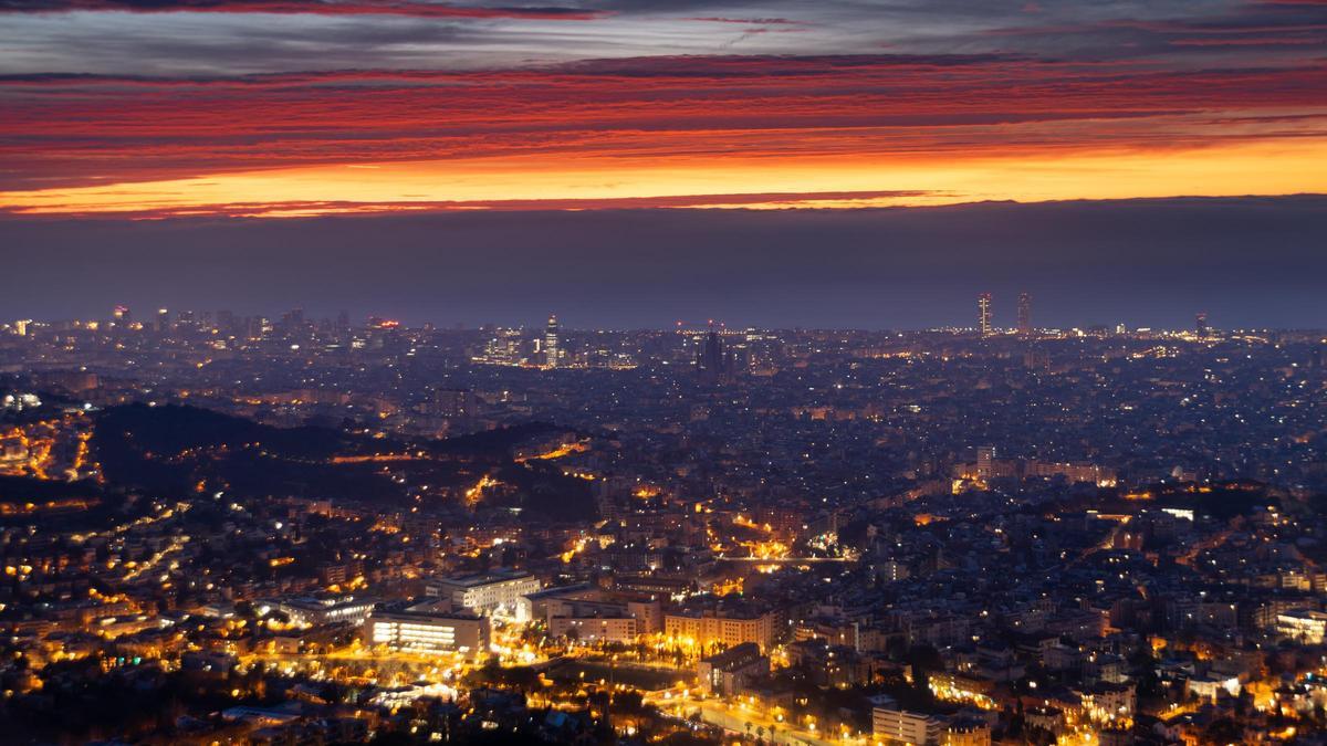 Salida del Sol en Barcelona, el 22 de febrero del 2024, con tonos rojizos