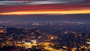 Salida del Sol en Barcelona, el 22 de febrero del 2024, con tonos rojizos