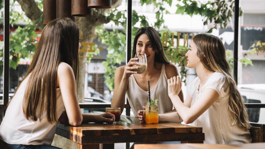 Quedar amb les amigues per xerrar és un exercici d&#039;autocura molt necessari