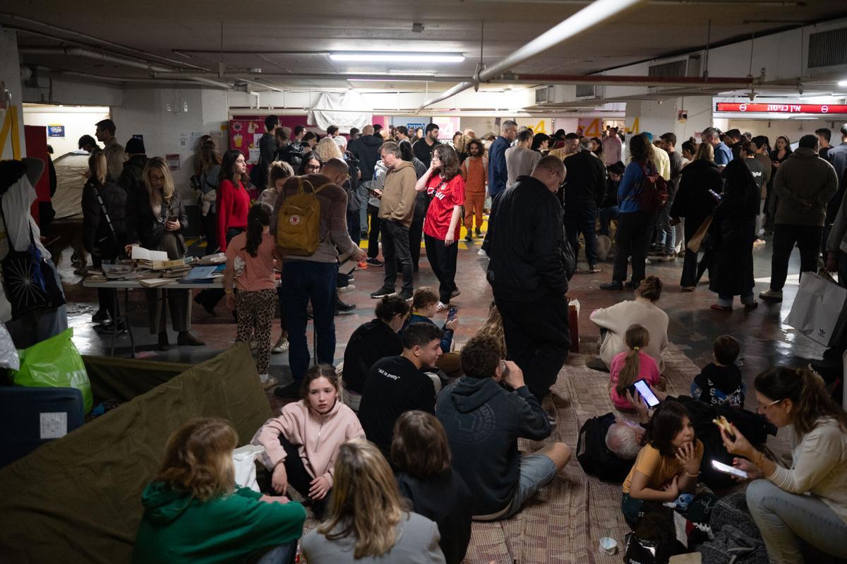 Ciudadanos de Tel Aviv se refugian de las bombas de Irán en el párking del Dizengoff Center, uno de los centros comerciales más conocidos de la ciudad.