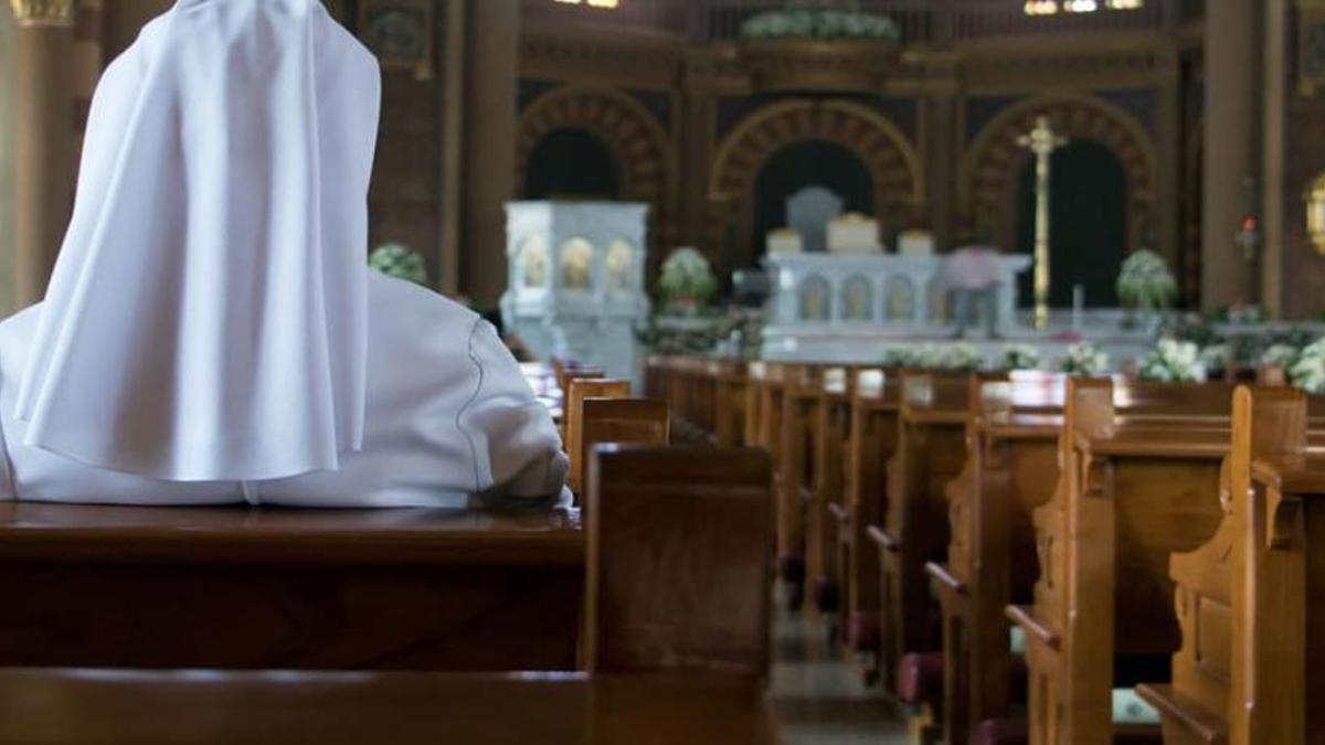 Una monja en una Església, en una imatge d'arxiu | Shutterstock