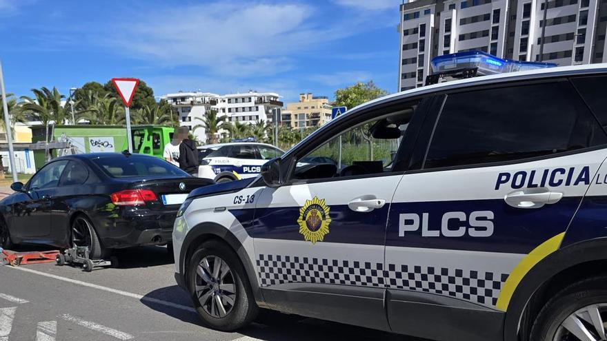 Los agentes inmovilizaron el coche, que fue retirado por la grúa.
