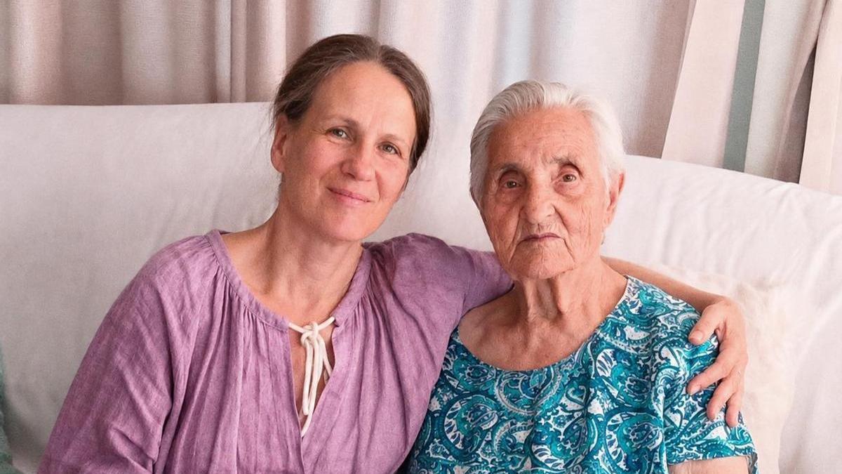 Herminia Sánchez Lobo, con su primera nieta.