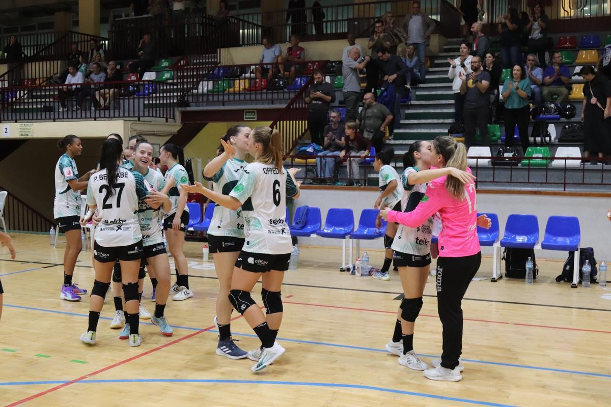 Las jugadoras del Atticgo Elche celebrando una victoria.